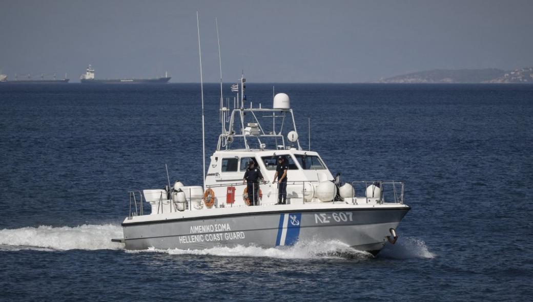 Χανιά: Ακυβέρνητο σκάφος με δύο άτομα πλέει στο Ακρωτήρι
